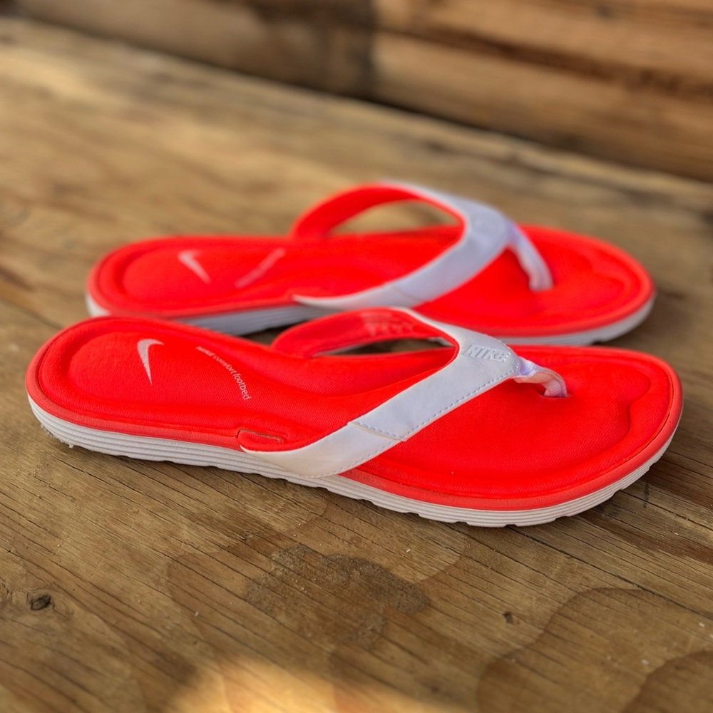 NIKE | Women's Solarsoft Comfort Thong Bright Crimson/White 10